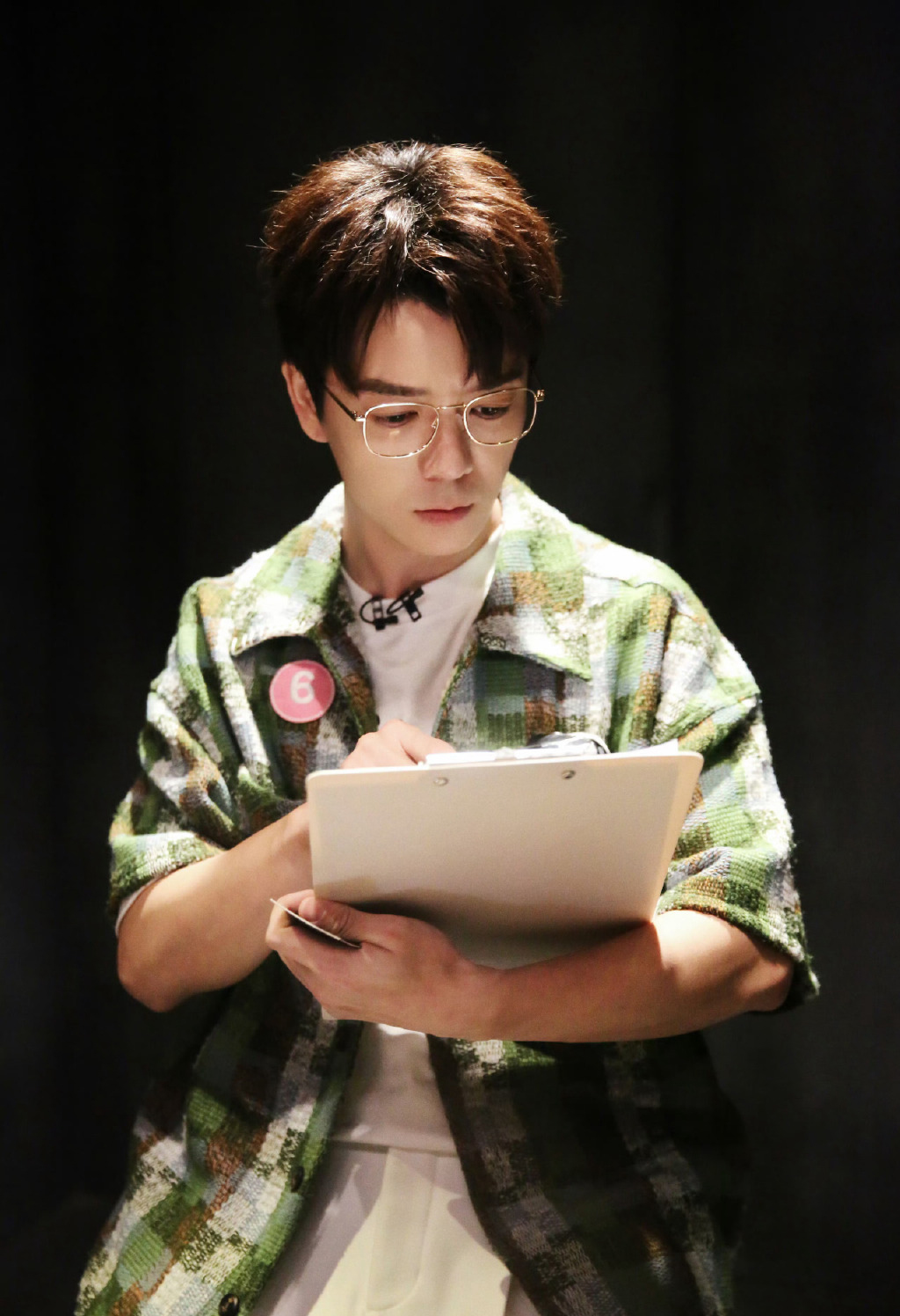 #王栎鑫相亲被问急了自嘲情感不顺# 拿自己的感情经历自我调侃，好兄弟苏醒更是补刀