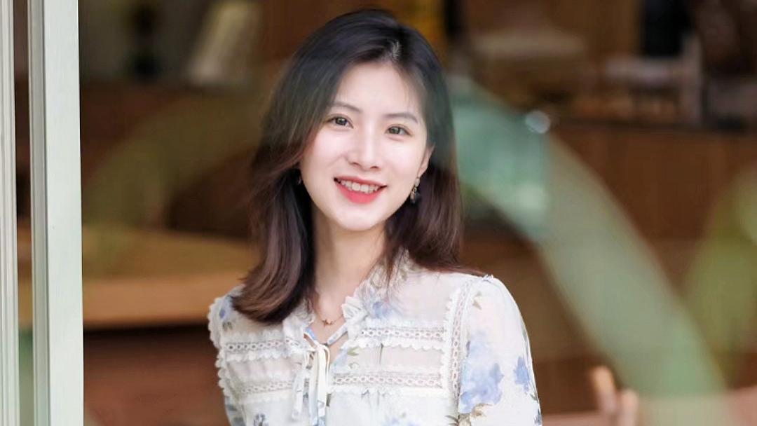 复古米底兰花法式连衣裙：创意时尚感展现出优雅和浪漫的气质穿搭。