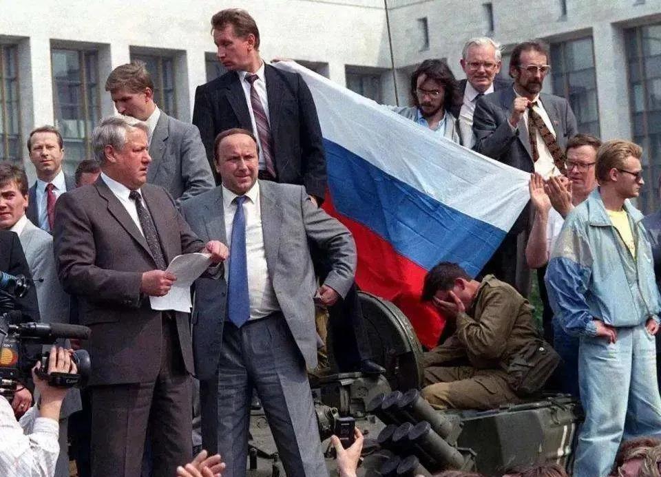 苏联为什么会解体。第一代人经历过战争，有信仰存在，掌握政权后，大部分人能体会百姓