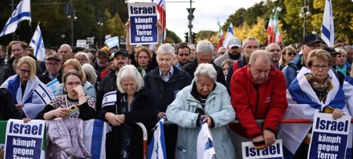 自哈马斯对以色列的袭击唤醒了犹太人心中压抑着的恐怖情绪，如今，看到世界的同情心迅