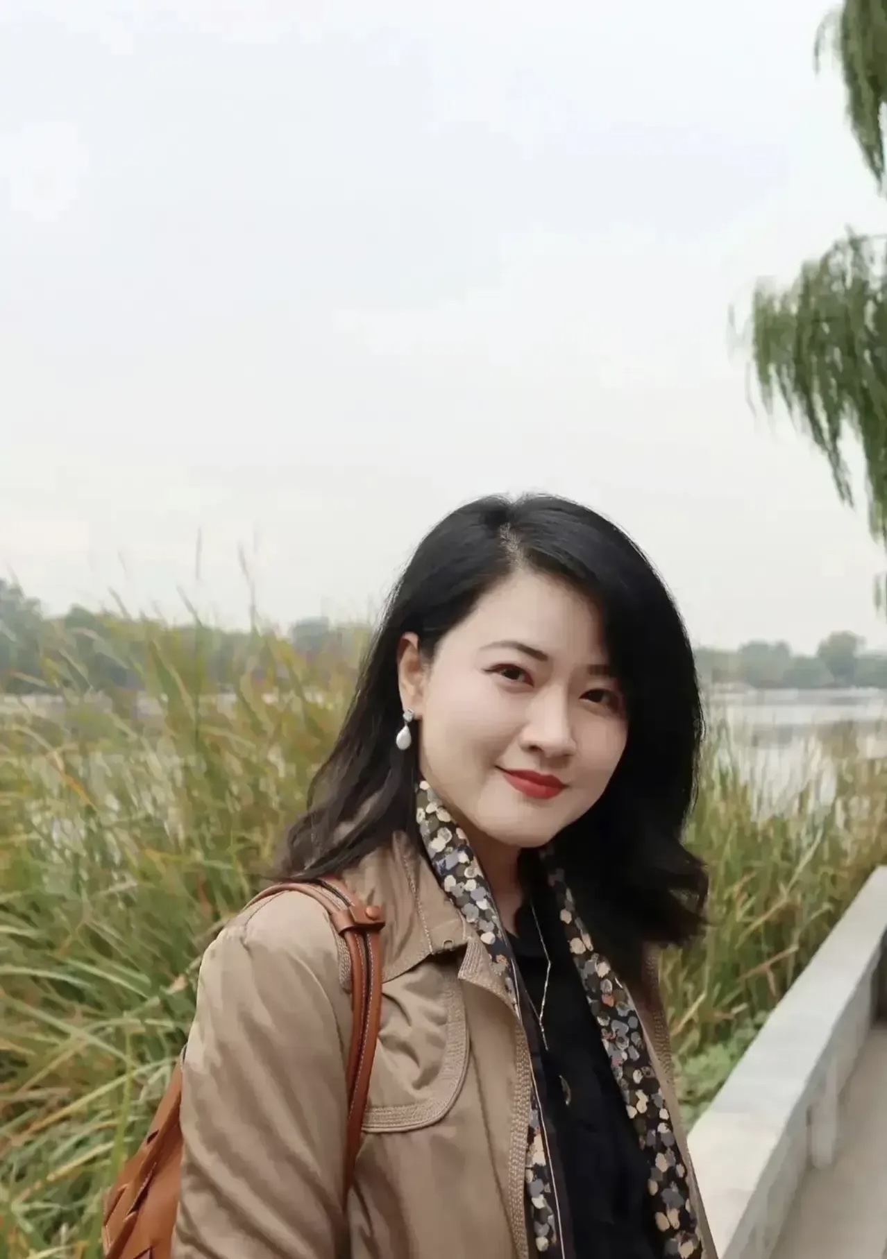 我就服我自己长得漂亮，虽然我已经55岁了，但我的容貌看起来仍然像30多岁，我对此