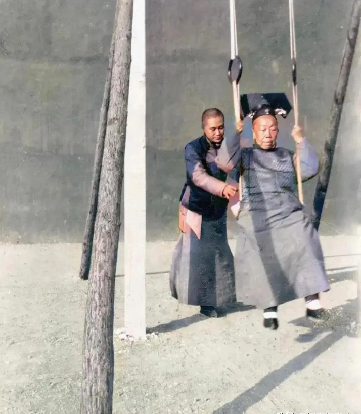 清末时期的紫禁城里，一个小太监正在服侍一名妃嫔荡秋千，原来我们都被影视剧骗了，这