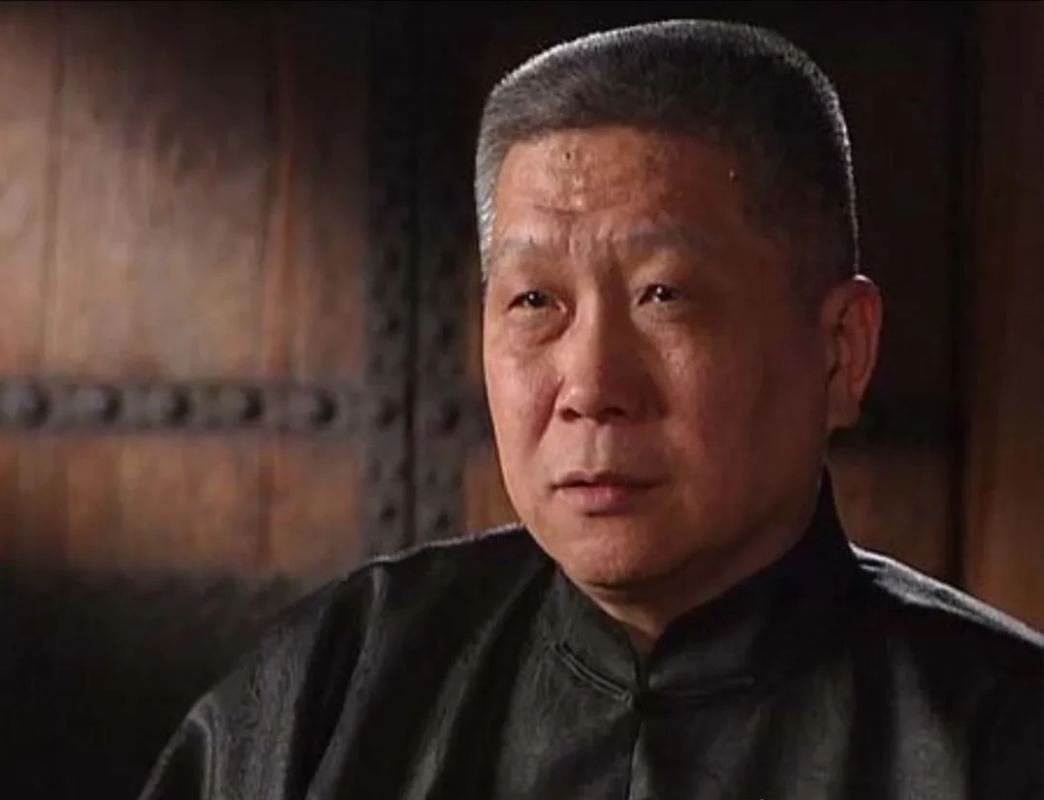 马未都说他第一次见许家印，整个人都惊呆了！

他一抖大衣，后面立马就有人接着；2