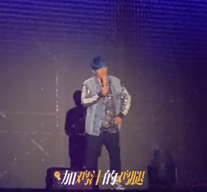 周杰伦演唱会中发生了一起意外事件，他在演唱会开场时心跳异常快，有时无法控制，而且