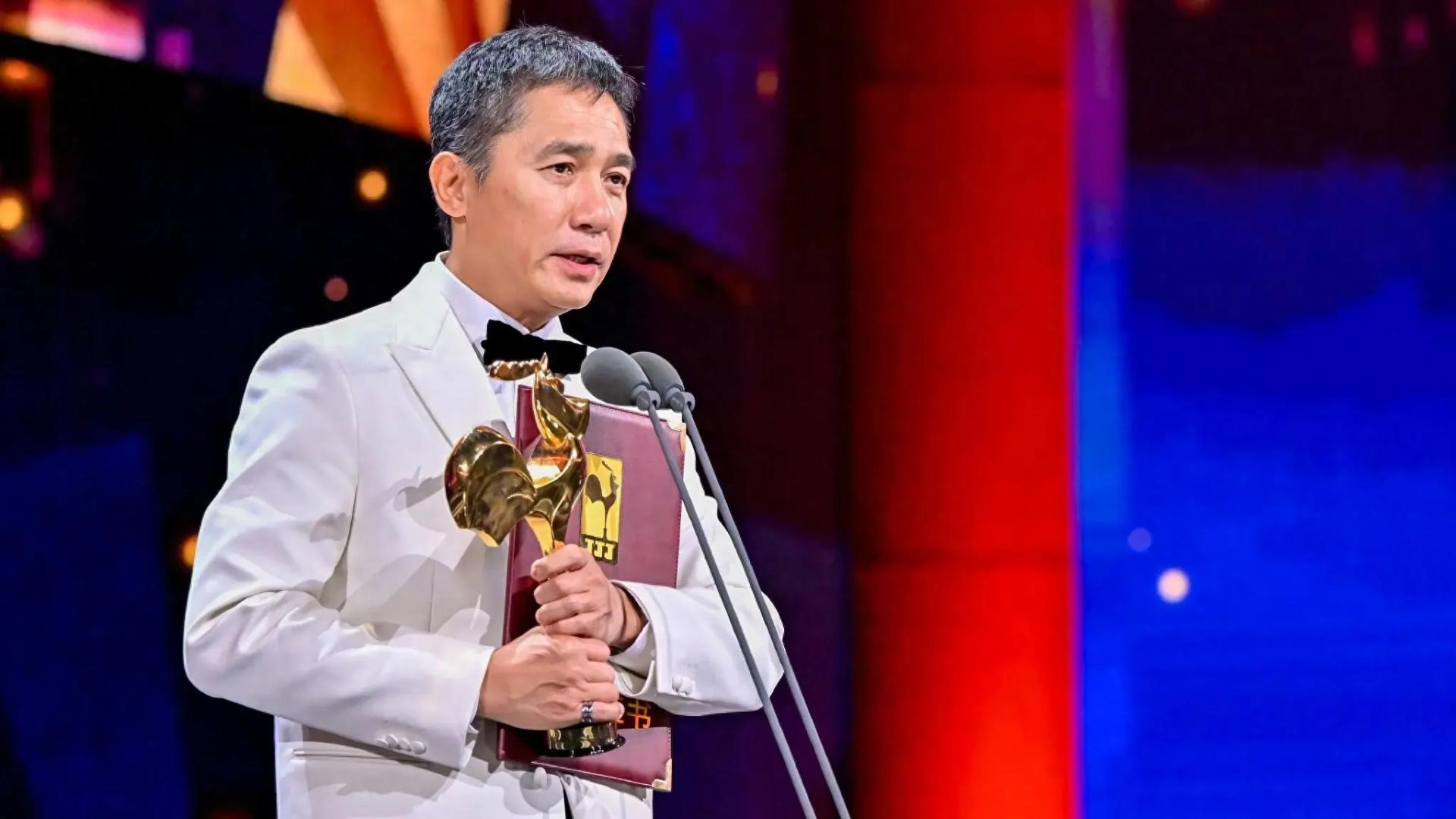 梁朝伟倒转拿奖座，被指不得体，像拎烧鸡，这届网友管得太宽了吧