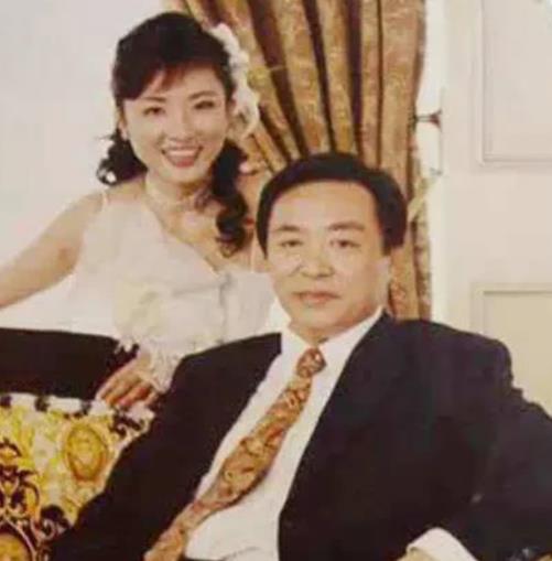 
“我们是真爱，与金钱无关！”2002年，著名主持人周涛回家时，看见月薪8000