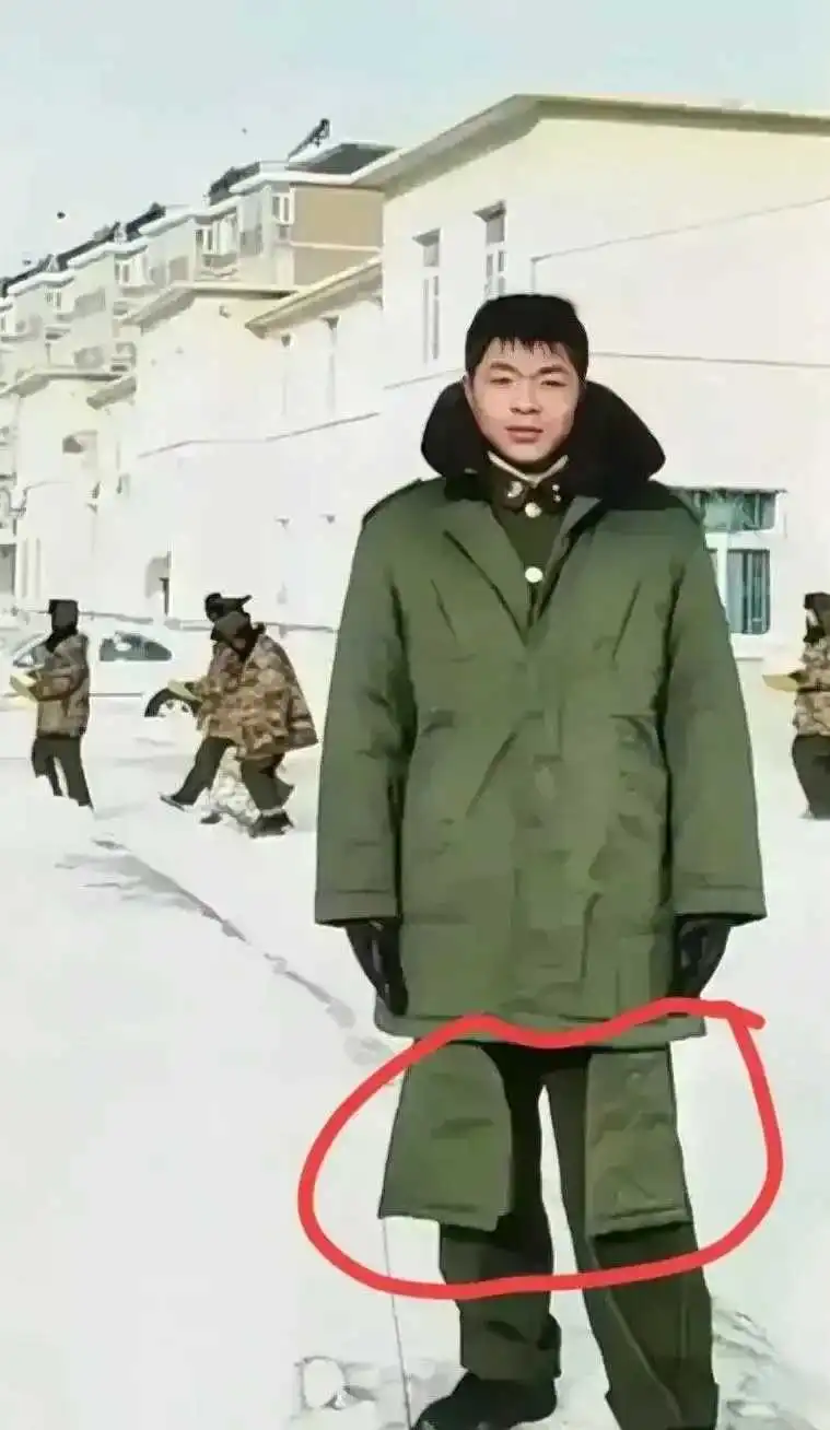 求教87式军服，那两个是干嘛用的？