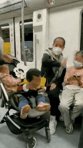 
投胎是个技术活！
地铁上，一名母亲带着三个孩子，其中有两个孩子安静地坐着，而老