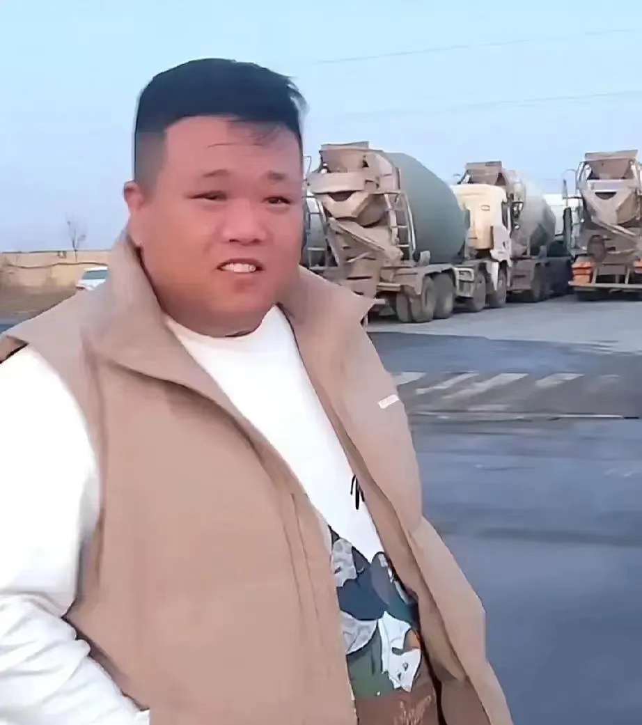 解清帅哥哥虽然穿着一百多元的体恤，但是开着的可是奔驰迈巴赫。他带大家参观邢台的一