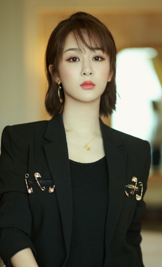 #杨幂杨紫王一博坐一桌#昨晚失眠了，一直看杨紫的美照看到半夜，越看越精神，今天差