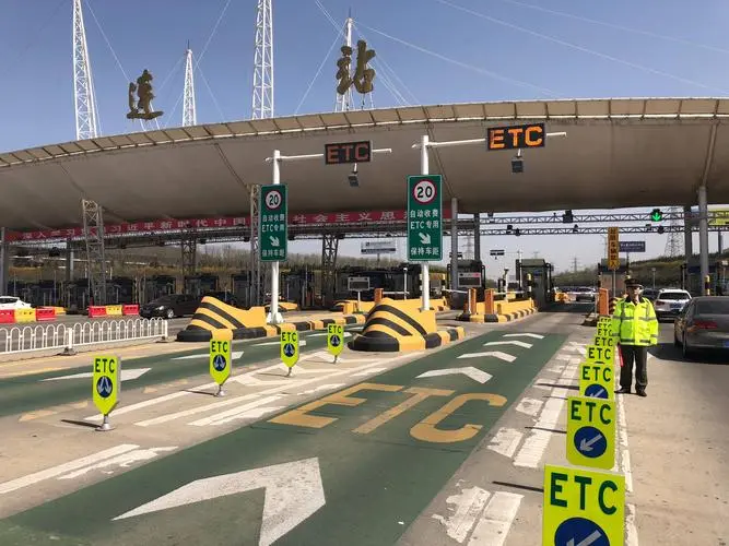 一个简简单单的收费站花了6850万建成。有人不服气，说才用了几吨水泥，几个柱桩搭