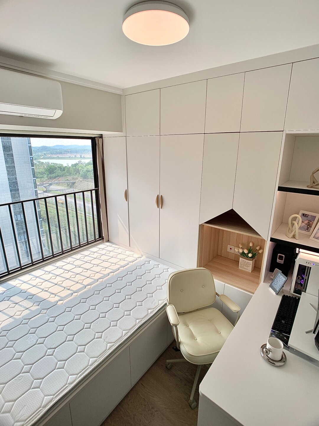 6平小次卧｜有双人床有书桌有衣柜有储物柜
我家67平三房两卫今天和大家分享的是6