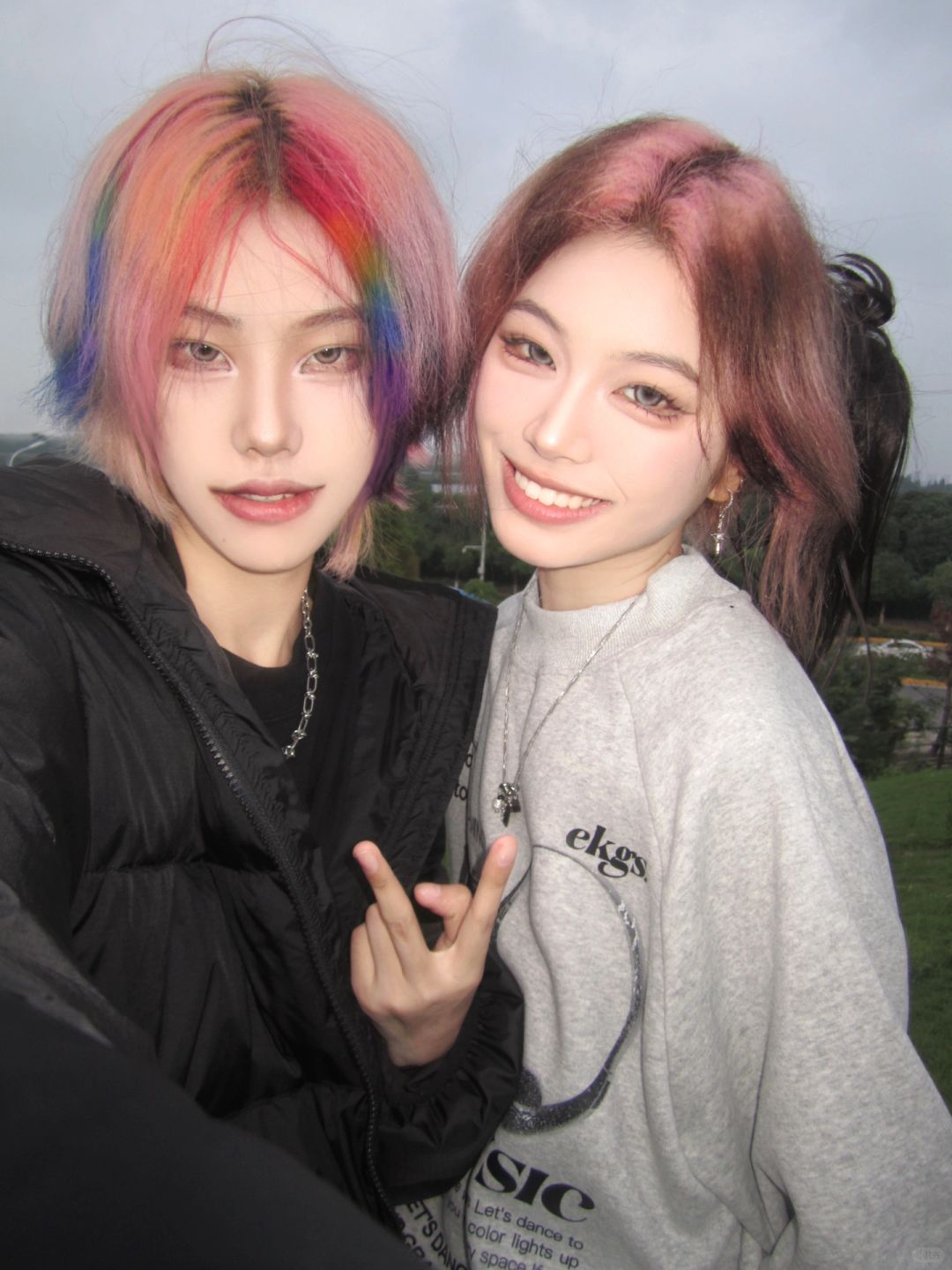 染在头上了还需要提示吗
从9月初开学染的彩虹挑染到现在依然坚挺，大家问的补色来咯