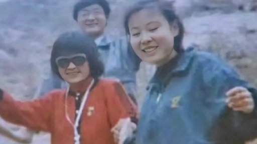 朱令和室友孙维一同郊游时的合影。朱令一直把孙维当成自己的好友，她们的父亲都在地震