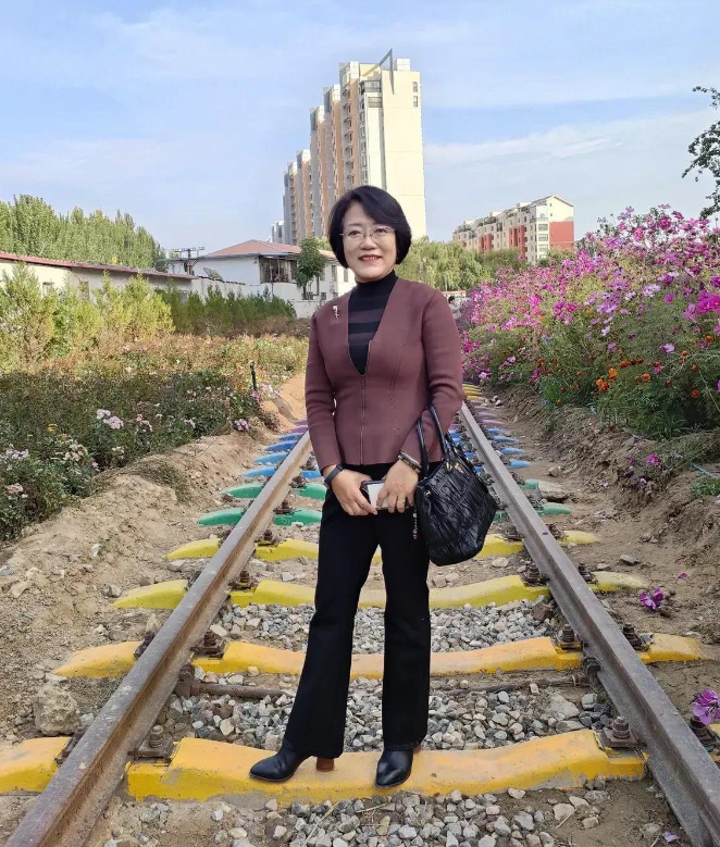 我曾担任了十年的教师，后来因为觉得工资太低，便选择了辞去工作，涉足商海。然而，在