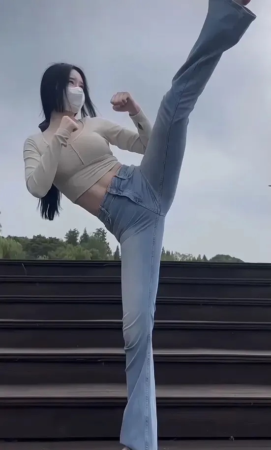 
只要肯下功夫
巾帼不让须眉
看这一招一式
懒汉呲牙咧嘴
无论小伙姑娘
勤奋就有