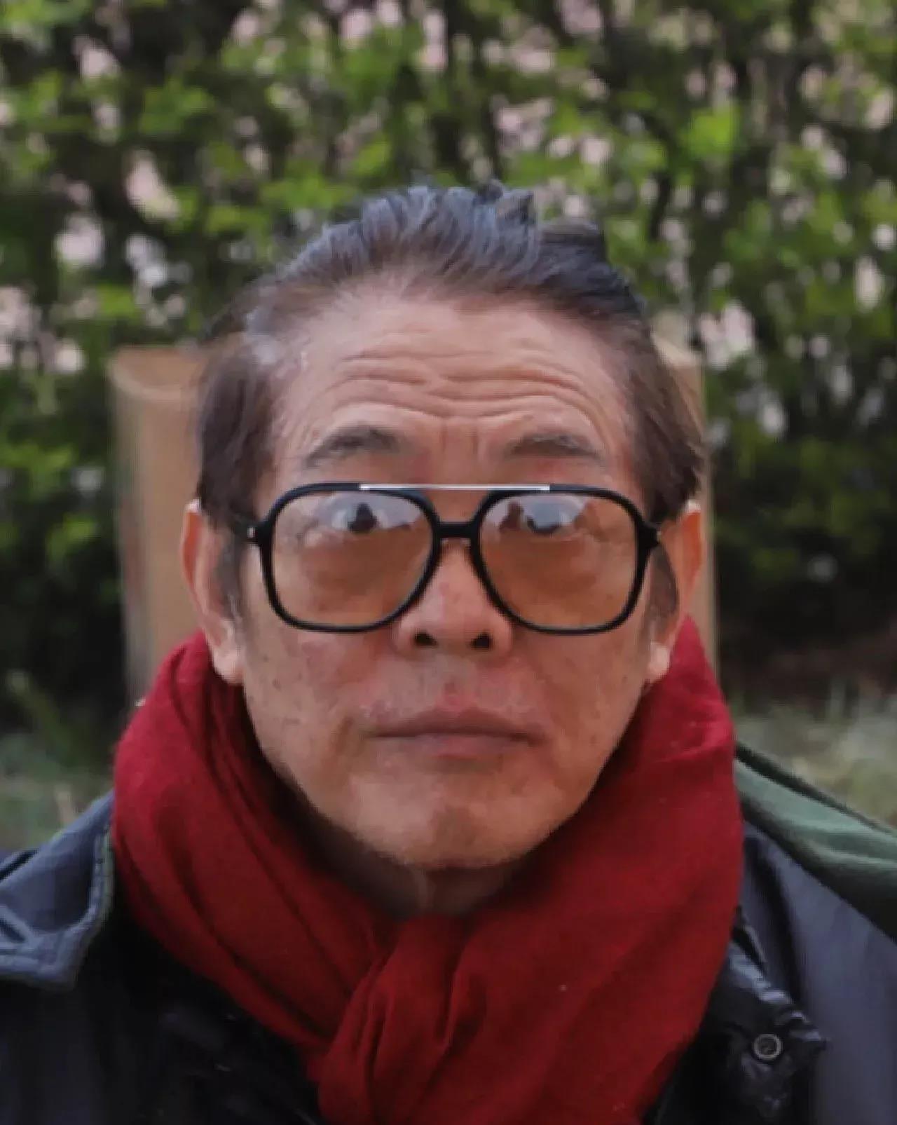 李连杰和妻子利智不是断崖式老，是跳崖式老，真的有点认不出来了，突然有点感慨时光匆