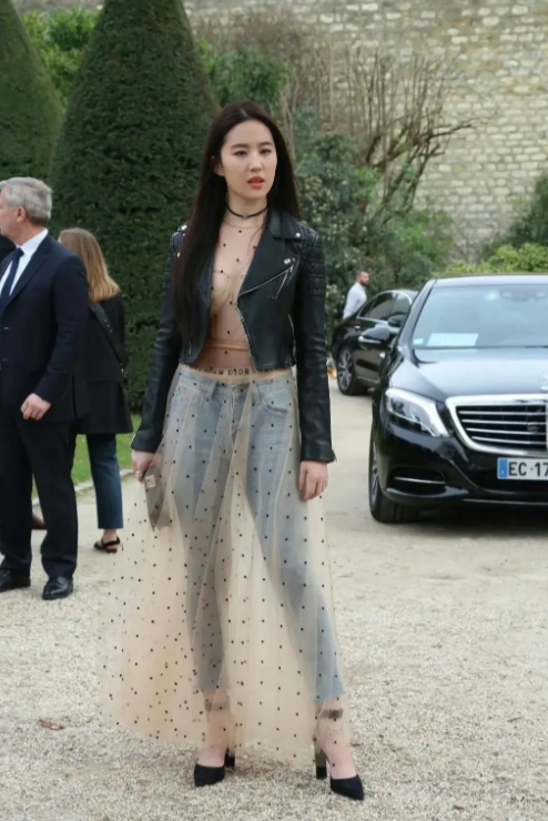 这张照片拍摄于2016年，中国内地著名华语影视女演员刘亦菲拍摄青春爱情片《致青春