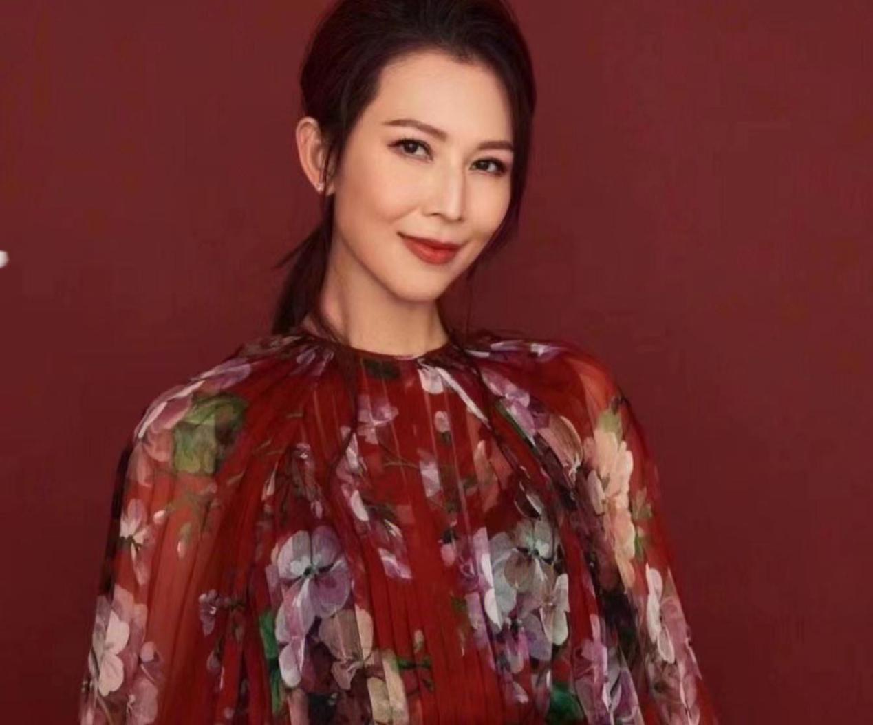 蔡少芬一家四口被偶遇，张晋胡子拉碴满面斑驳，俩女儿颜值高随妈