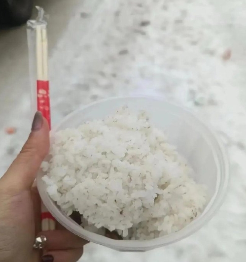 一位在湖南高速堵了3天的女士发了4张图片称：附近村民来卖饭，一碗饭加一碗炖菜，菜