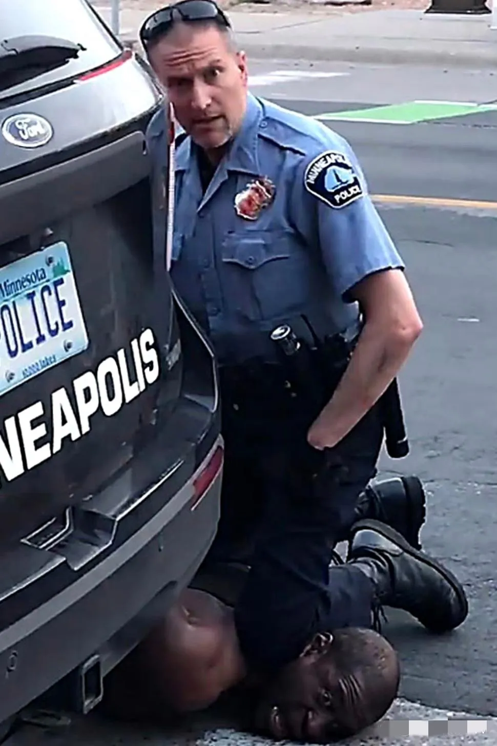 跪杀弗洛伊德的美国前警察肖万在狱中遭人割喉身亡！
11月24日，正在狱中服刑的跪