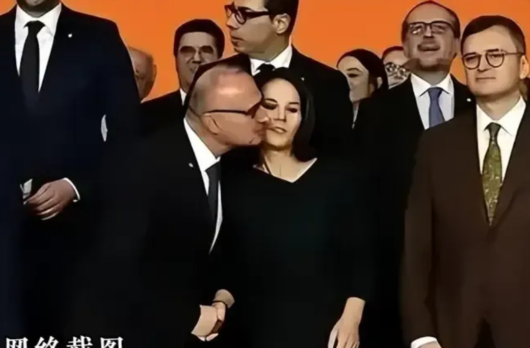 克罗地亚外长合影时试图亲吻德外长，像这一层级的官员，世面还是都见过的。恐怕不会在