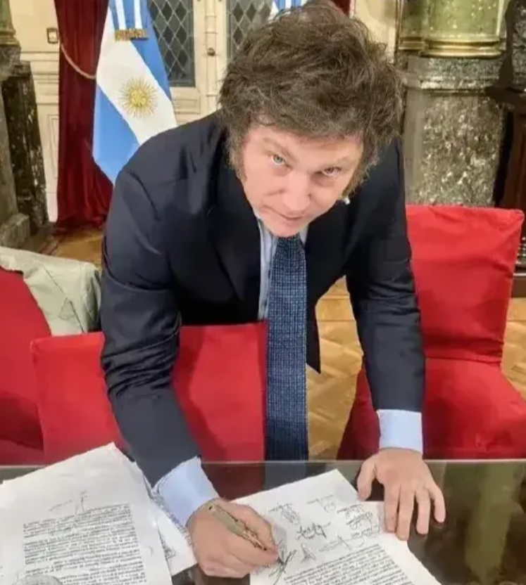 不负责任的行为，卖国有资产换钱。

阿根廷总统米莱宣布，将铁路、能源、邮政、电信