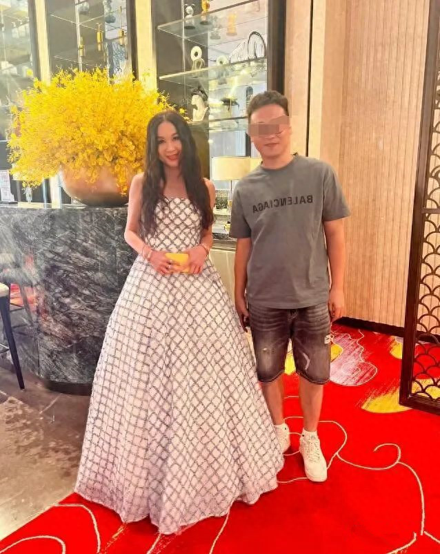 温碧霞去小县城捞金，穿抹胸裙难掩晚年感，美颜后素颜还这么沧桑