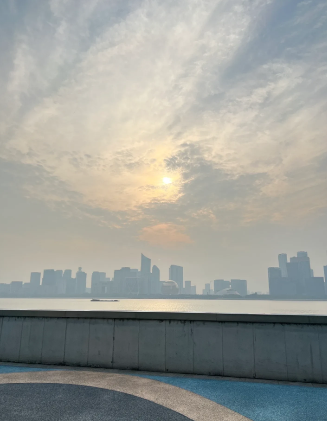 有一种女人，乍一看性格温柔，为人谦和有礼易接触，可走近后发现她自带疏离感，这种“