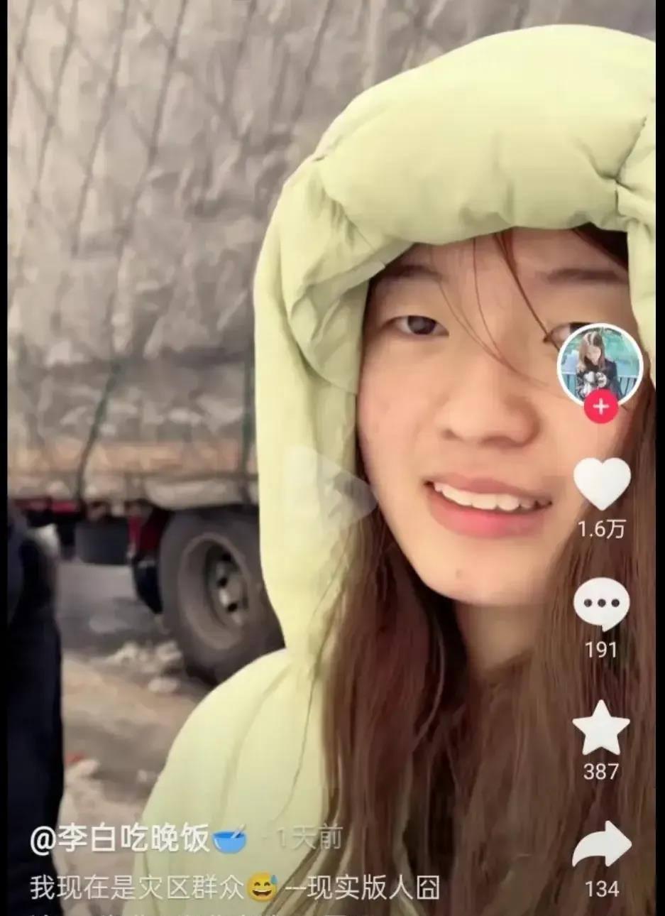 高速10元一份的泡面被小仙女发视频吐槽嫌贵，怒斥卖泡面的周边农民超市才卖4元，你