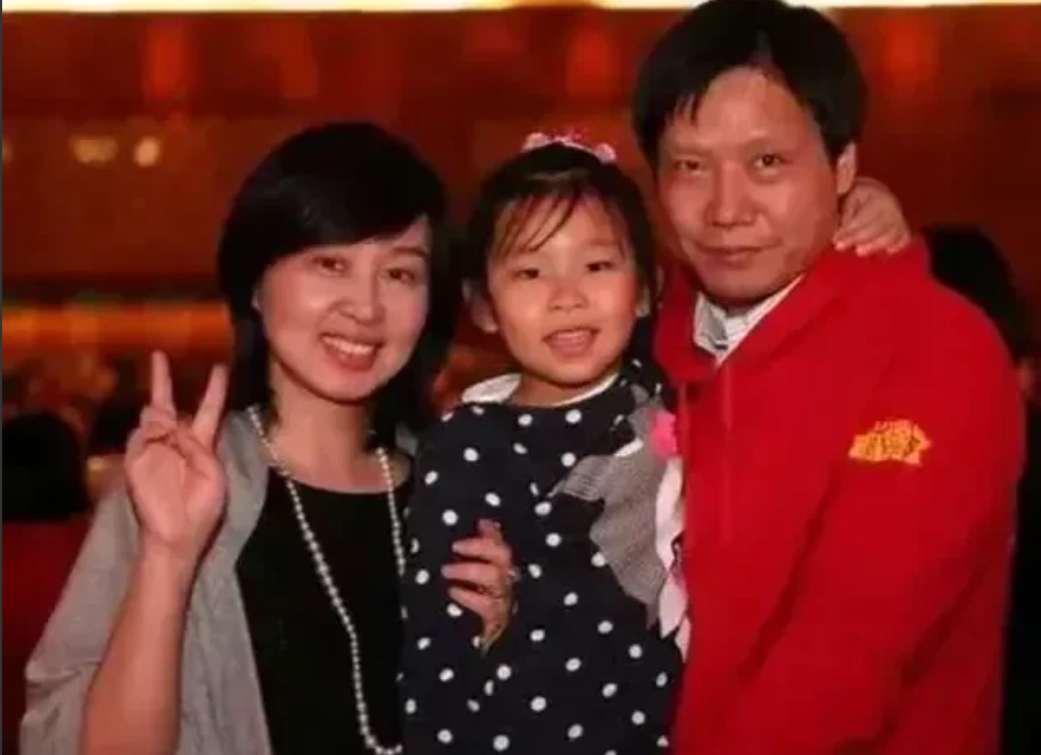 难得一见的雷军夫人
难得一见的西裤黑皮鞋
毕竟这次的捐赠金额太大了