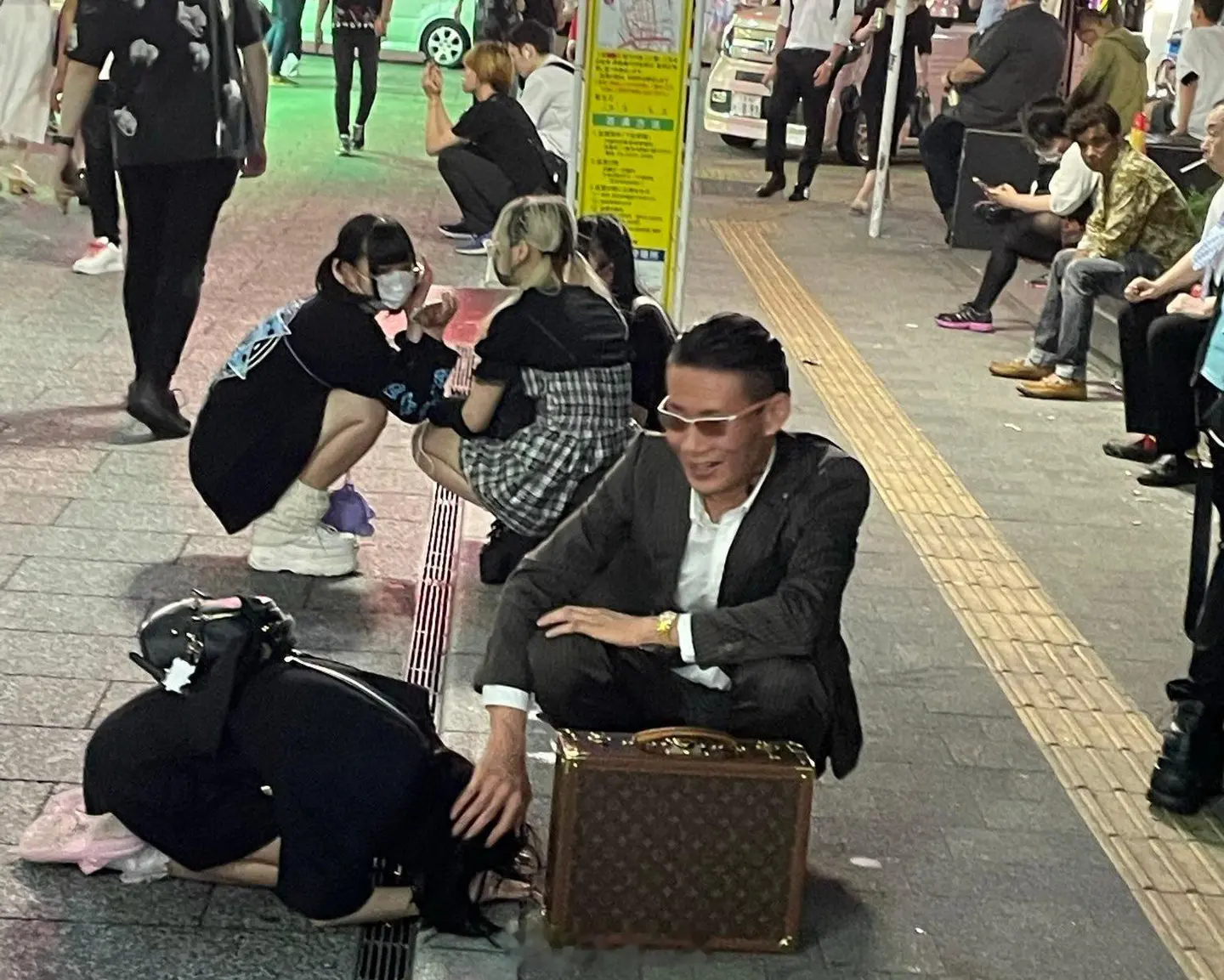 这张图浓缩了日本社会的另一面，这才是真正的日本。