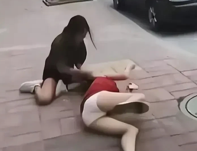 女子做小三惨遭原配扒光衣服暴打，这就是做小三的下场！
女子做了别人老公的小三，被
