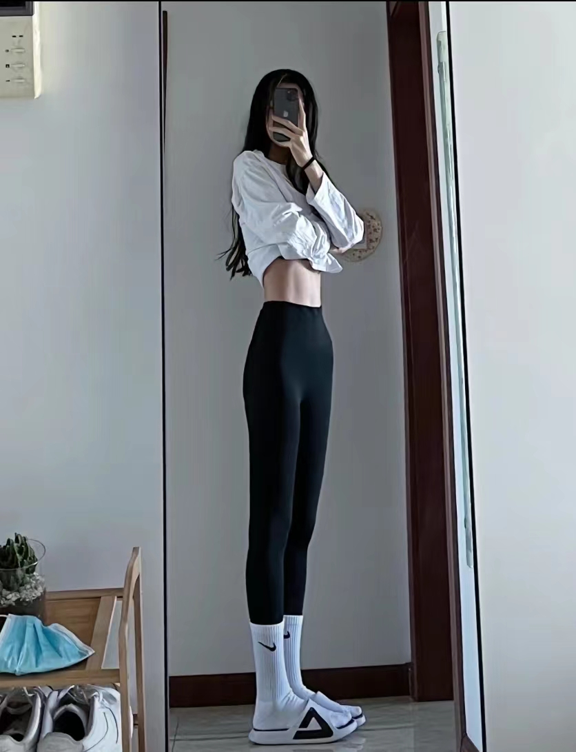 遇到一个超奇怪的情况：
我老妈才155，老爸也就158，俩人都不高。但问题是，我