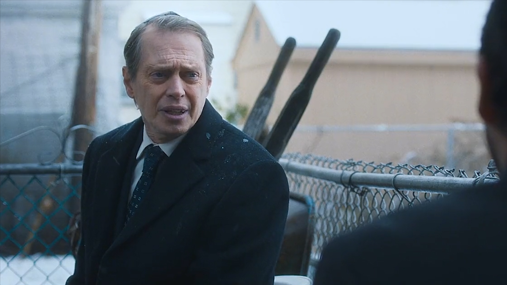 男人只要穿上谁的鞋子，就会变成谁的样子。碰巧他还是个鞋匠，有着数不清的鞋子，从此