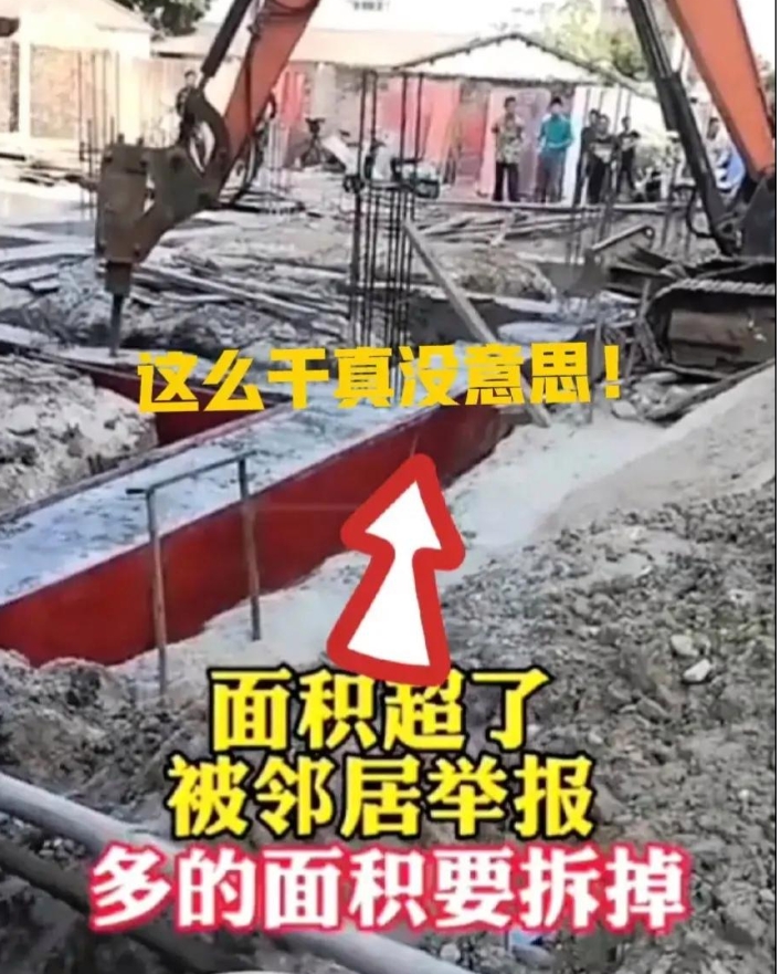 太缺德了！我都看不下去了、大家同为农村人、又都邻里之间，人家盖房子又不障你什么事