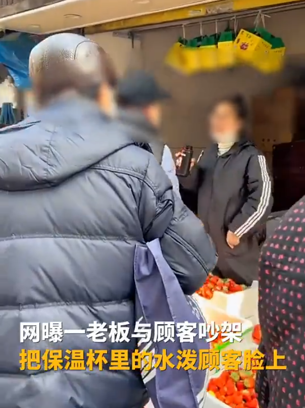 冬天的草莓一碰就坏的贼快，你碰了又不买，坏了老板还得承担损失，那手指都快戳到老板