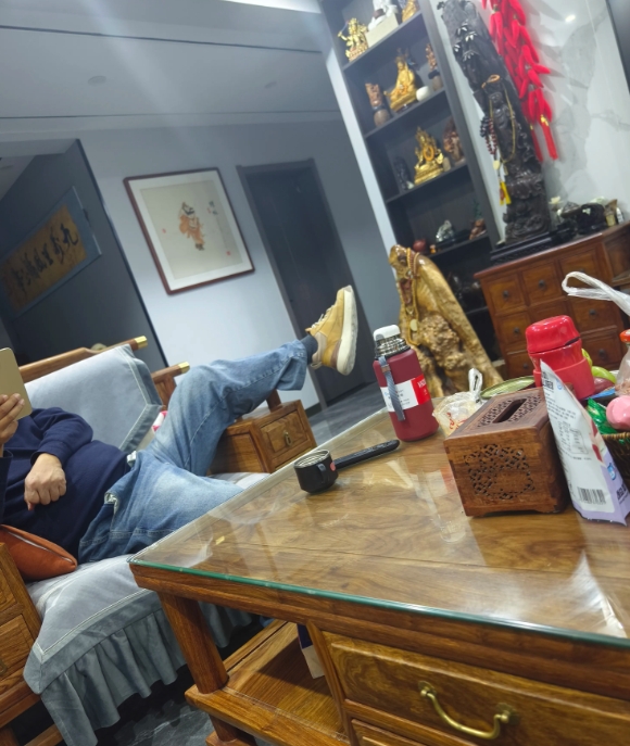 这就是孩子不在家，夫妻两个人的现状，六点回到家就说下楼遛狗散步，现在八点了，俺俩