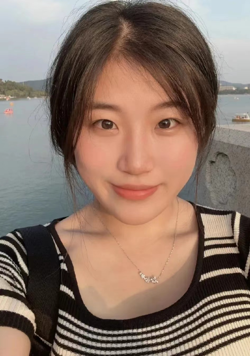 小学同学，初中跟我表白，拒了；高中又跟我表白，拒了；大学还跟我表白，拒了；本来以