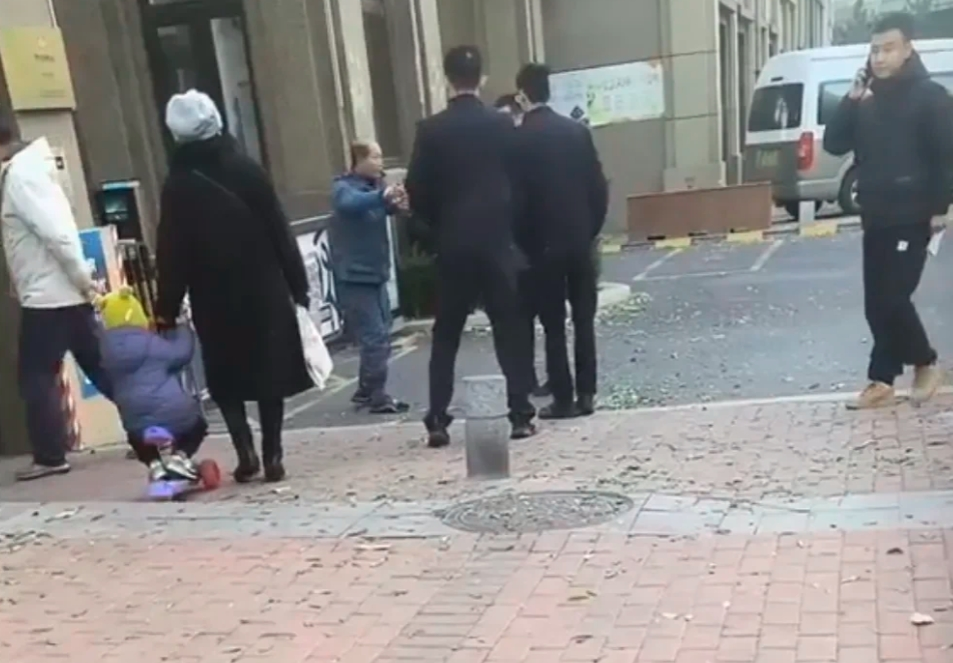 青岛捅死外卖员的保安指认现场，戴着手铐和脚链向警察讲解，发现身上穿的还是保安服。