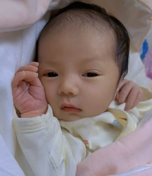 闺蜜今天跟我说了一件细思极恐的事。 闺蜜大龄晚婚晚育，孩子刚生下来三四个月。 她