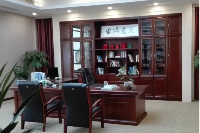 单位好几位领导到龄退了二线，按要求不上班、不问事，回家休息了。
走之前丟下话：正