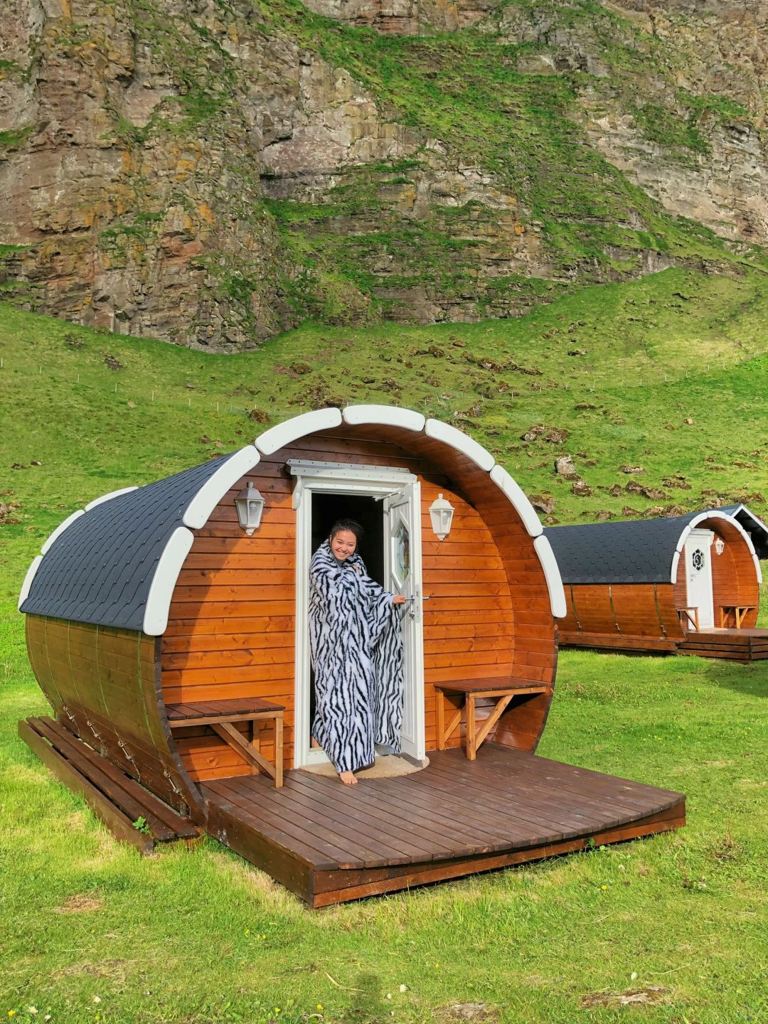 冰岛啤酒桶小屋童话故事露营体验
开门见山，左转见海，冰岛外岛上的室外桃园上豪华露