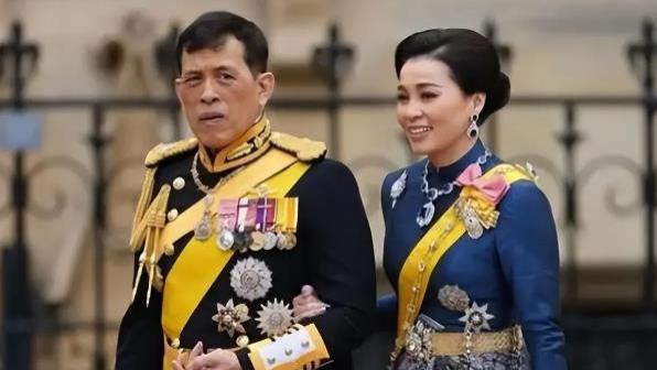 苏提达风头无两，废妃余瓦达不甘示弱，晒出老年选美照风韵犹存