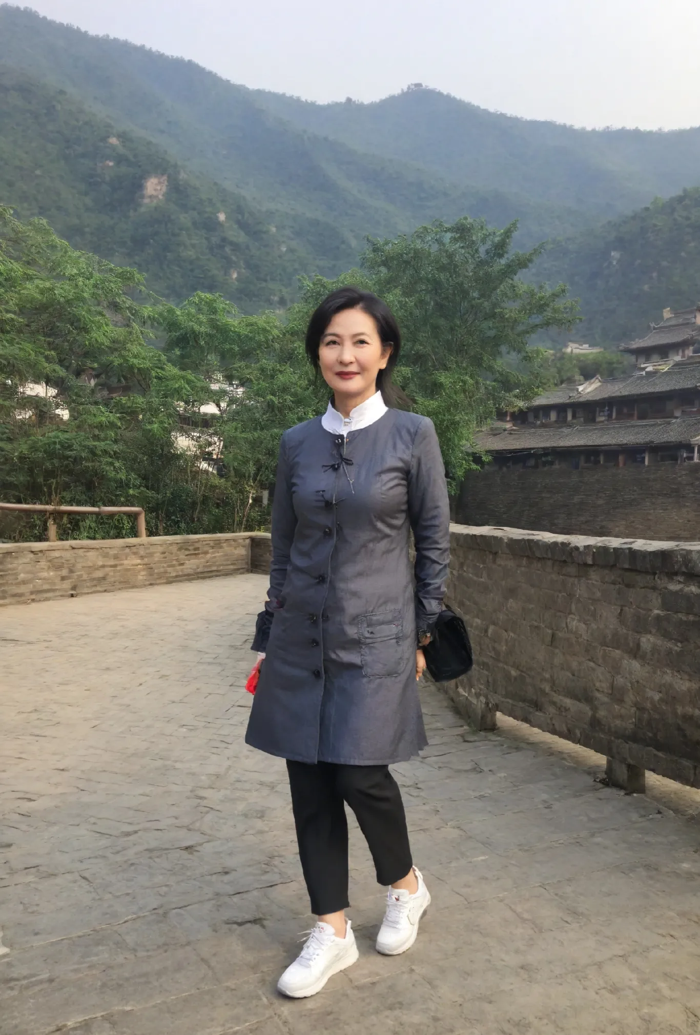 我的外婆家与我仅相隔500米。在我还是孩童的时候，我和弟弟常常在她家蹭吃蹭喝，每