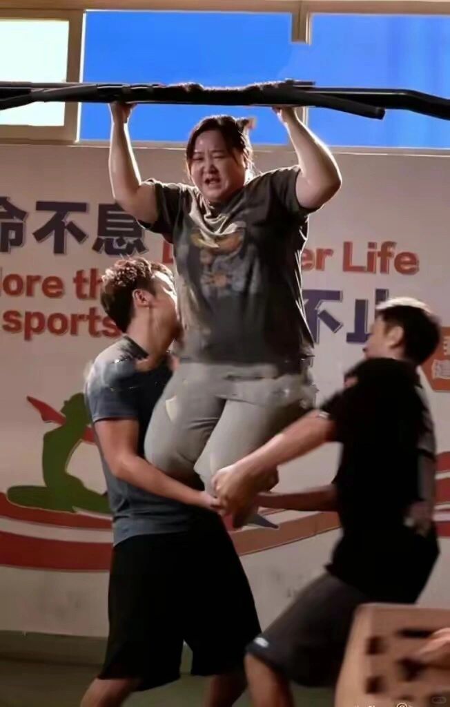 贾玲减重百斤：电影界的神秘变革
贾玲的回归，无疑给电影界带来了不小的震动。她减重