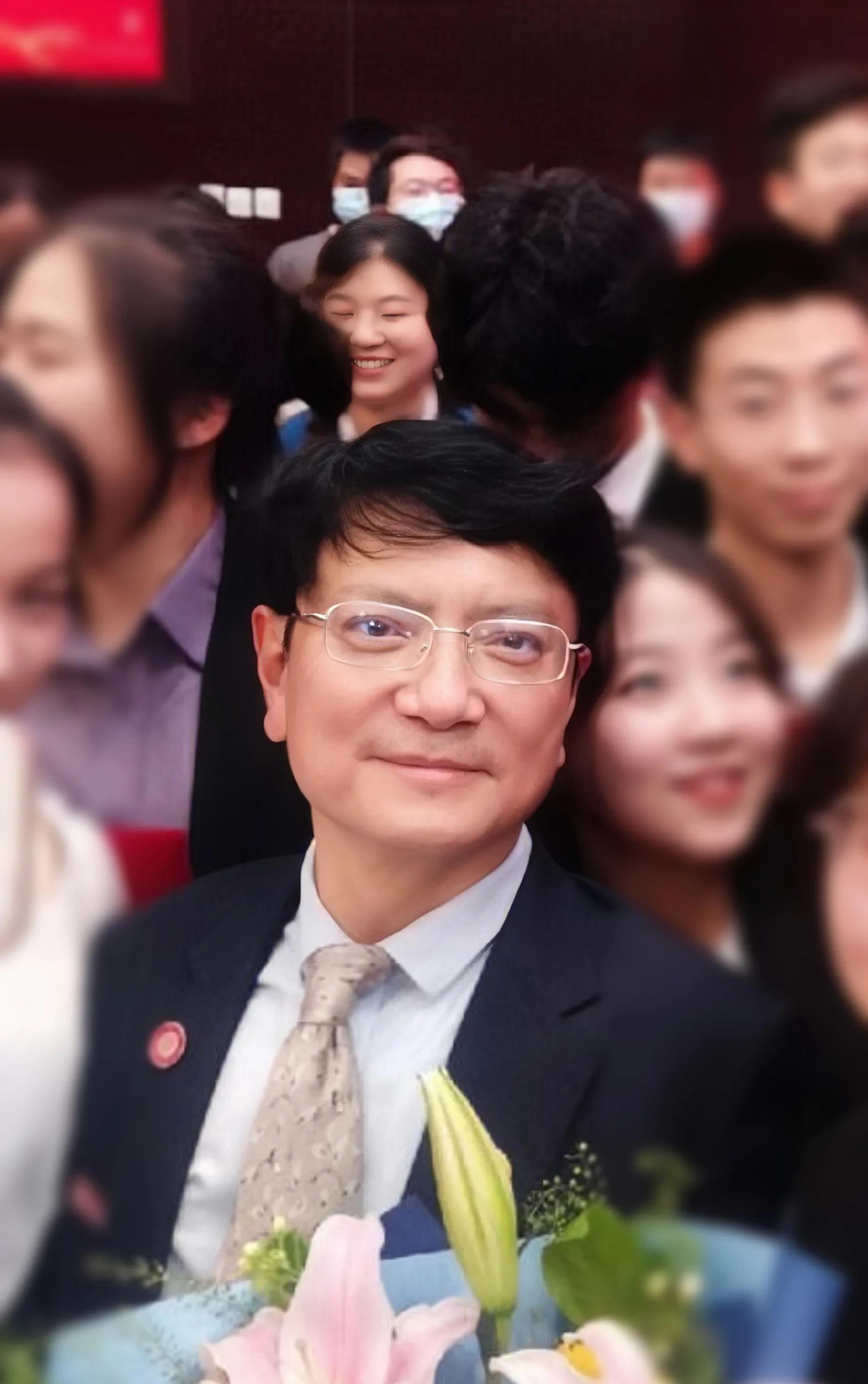 一次，大学教授郑强到厦大演讲，巧合的是，他和易中天坐在一起，郑强说:我第一次看到