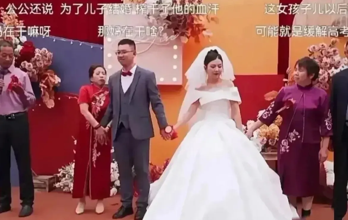 男子结婚，妈妈没分寸，母子举止亲密，父亲致辞说：“为了结婚，榨干了他的血汗”！
