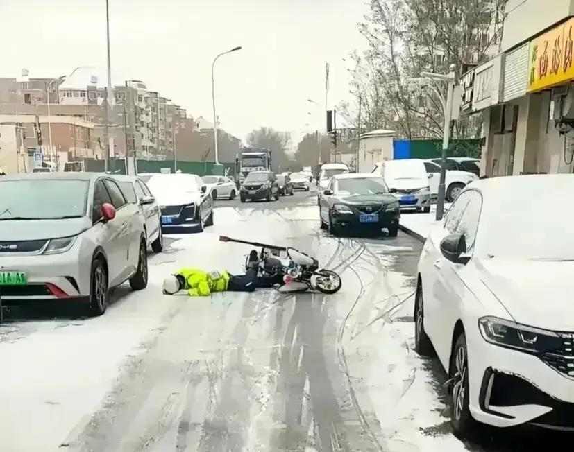 
一个交警骑摩托车巡逻时不小心摔倒在地，一时失去了知觉，趴在地上一动不动。正值天