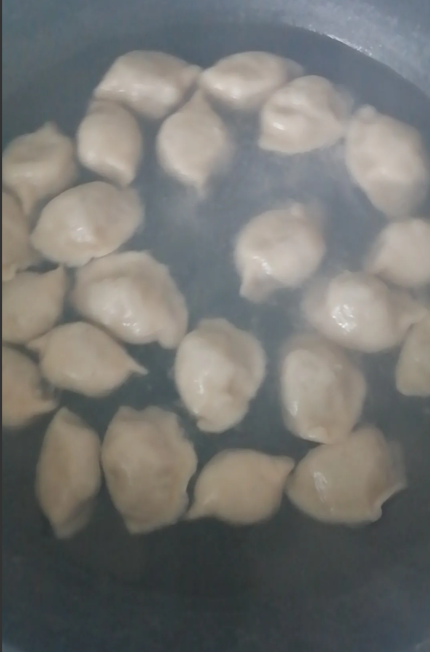 前几天与同学聊天，她告诉我：她亲家是河北省邢台市的，亲家煮饺子是凉水下锅，煮出来
